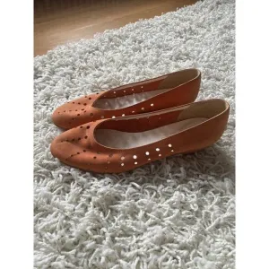 Vintage Shoes Orange Suede Leather Perforated Flats Low Heels Ballet Size 39 / 8