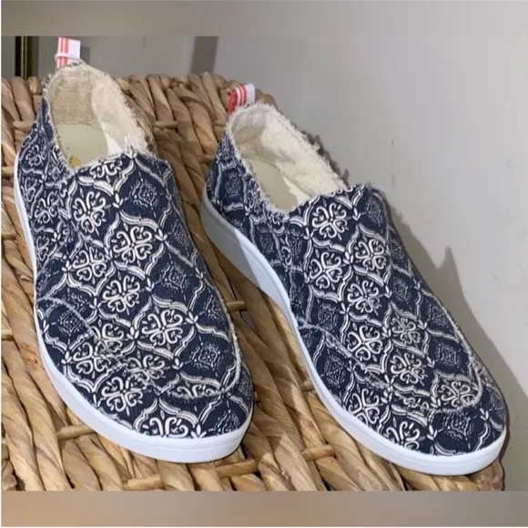 Vionic Beach Malibu Slip-On Sneakers canvas shoes