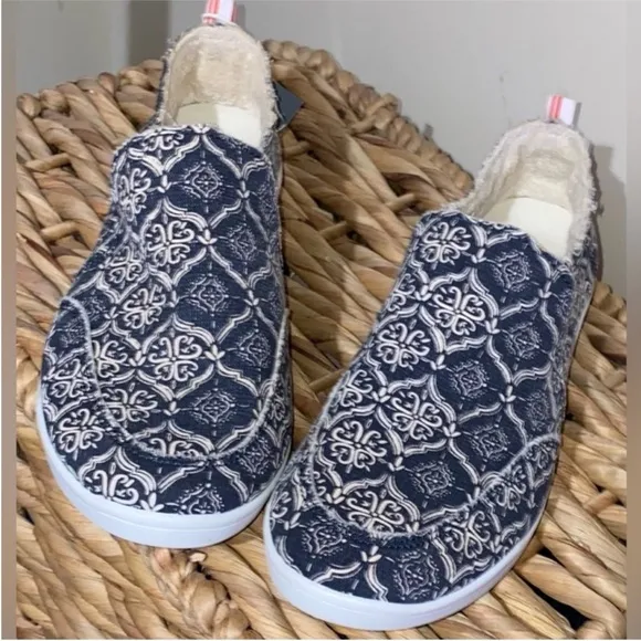 Vionic Beach Malibu Slip-On Sneakers canvas shoes