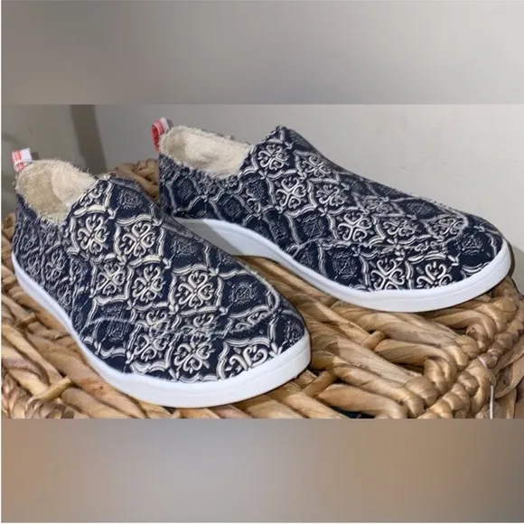 Vionic Beach Malibu Slip-On Sneakers canvas shoes