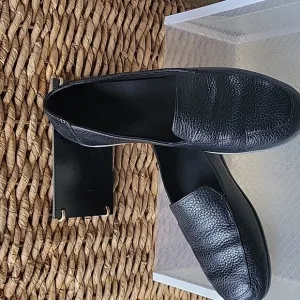 Vionic ELora Black Leather Loafers Women Size 6.5