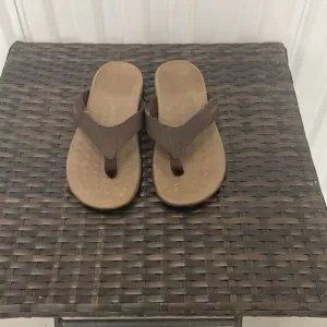 Vionic sandals men’s size 9