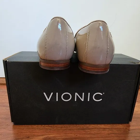 Vionic Willa II 2 NWT Slip On Flats Patent Leather Taupe 8.5 women's shoes