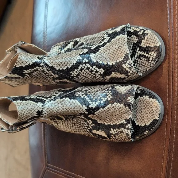 Vionic Women's Snakeskin Peep Toe Heels 6