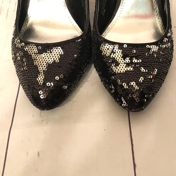 WHITE HOUSE BLACK MARKET &quot;ATHENA&quot; SEQUIN HEELS 8.5