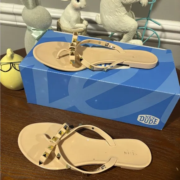 Women's Sandals Steve Madden Beige Gold Studded Flat Sandal -  Size 7.5 worn 2x