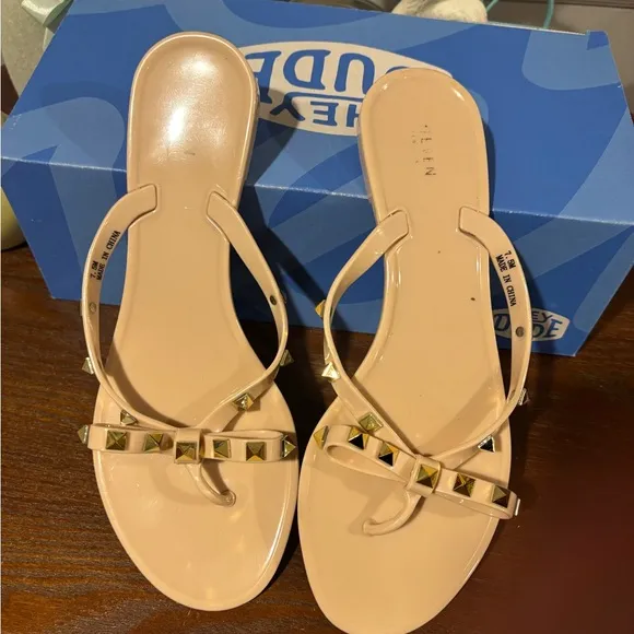 Women's Sandals Steve Madden Beige Gold Studded Flat Sandal -  Size 7.5 worn 2x