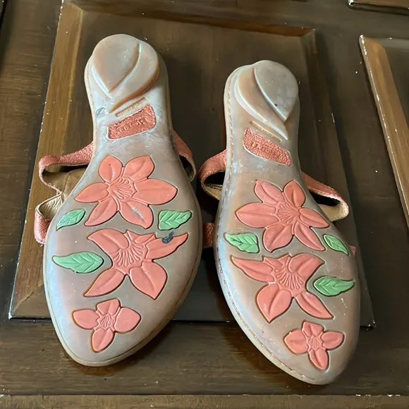 Women’s size 9/40.5 born w52335 cq011 sandals