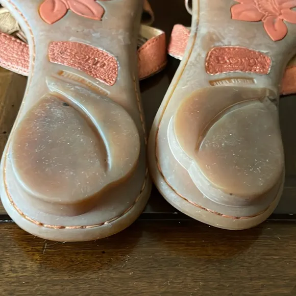 Women’s size 9/40.5 born w52335 cq011 sandals