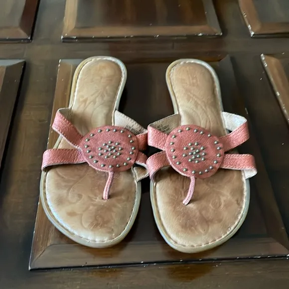 Women’s size 9/40.5 born w52335 cq011 sandals