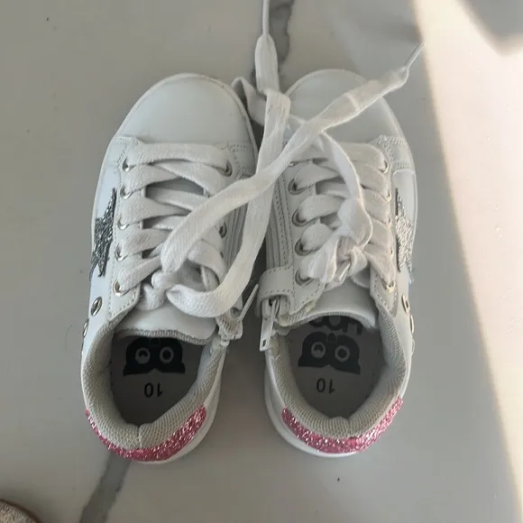 Worn once HOO silver sparkly sneakers with pink sparkly star size 10-runs small