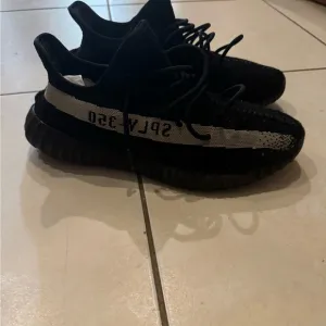 Yeezy Boost 350 v2 Oreo mens sneakers