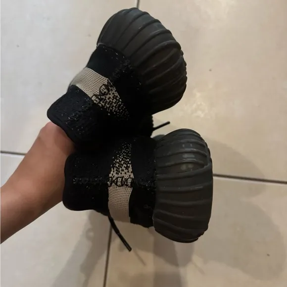Yeezy Boost 350 v2 Oreo mens sneakers