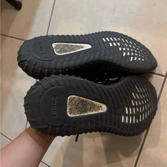 Yeezy Boost 350 v2 Oreo mens sneakers
