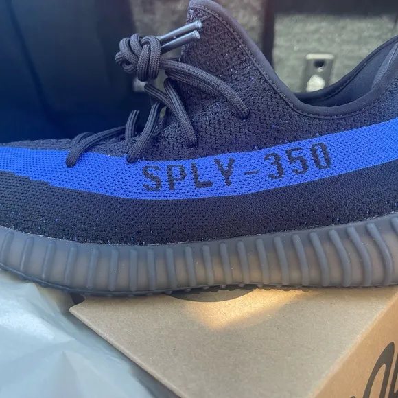 Yeezy shoes brand new !! Unisex