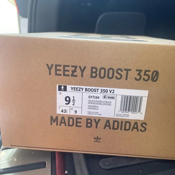 Yeezy shoes brand new !! Unisex