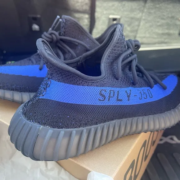 Yeezy shoes brand new !! Unisex
