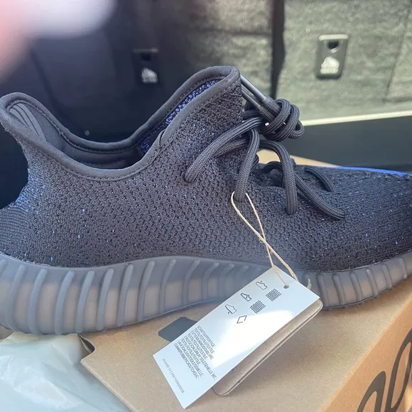Yeezy shoes brand new !! Unisex