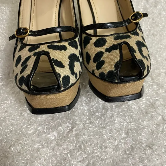 Yves Saint Laurent Authentic leopard pumps heels